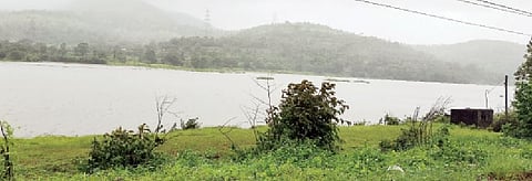 वरसगाव धरण काठोकाठ भरले असून, धरण पाणलोट क्षेत्राचे शनिवारी टिपलेले हे छायाचित्र.