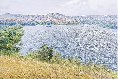 खोर येथील डोंबेवाडी पाझर तलाव हा पावसाच्या पाण्याने पूर्णपणे भरला आहे.