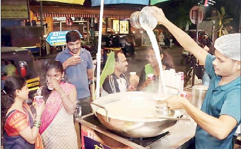 कोजागरी पौर्णिमेनिमित्त रविवारी पुणेकरांनी दुधाचा आस्वाद घेतला.
(छाया : सुशील राठोड )