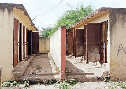 मांजरी बुद्रुक परिसरातील सार्वजनिक स्वच्छतागृहांची झालेली दुरवस्था.