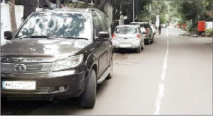 कल्याणीनगरमधील हॉटेलमध्ये येणारे ग्राहक रस्त्यावर वाहने पार्किंग करत असल्याने वाहतुकीस अडथळा होत आहे.