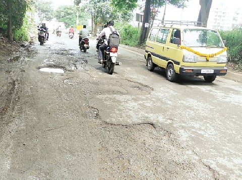 नर्हे सर्व्हिस रस्त्यावर ठिकठिकाणी पडलेले मोठे खड्डे.