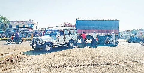 चौफुला चौकातील बेशिस्त पार्किंग.