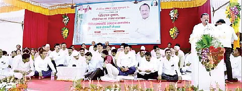 सोमेश्वर साखर कारखान्याच्या सभेत बोलताना अध्यक्ष पुरुषोत्तम जगताप. (छाया : धनंजय शेडगे)