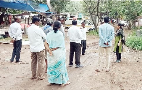 सार्वजनिक परिसरात केरकचरा टाकणार्यांचा समाचार घेताना मुख्य अधिकारी स्मिता काळे.