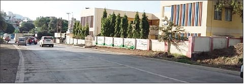 वराळे शाळेसमोरील रस्त्यावर गतिरोधक उभारण्याची मागणी होत आहे.