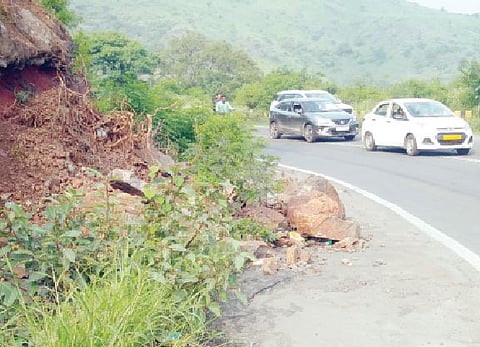 दिवे घाटात रस्त्यावर कोसळलेली दरड.