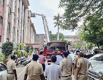 महापालिका भवनाच्या चौथ्या मजल्यावर अडकलेल्यांना बाहेर काढताना अग्निशमन दलाचे कर्मचारी.
