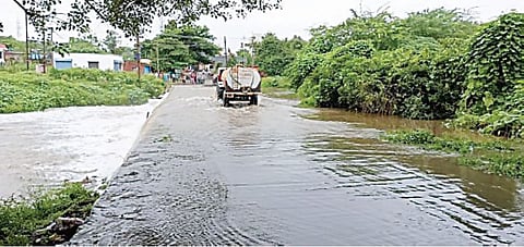 सह्याद्रीच्या कुशीत ढगफुटीसदृश पाऊस; वाल्हे येथील ओढ्याला पूर