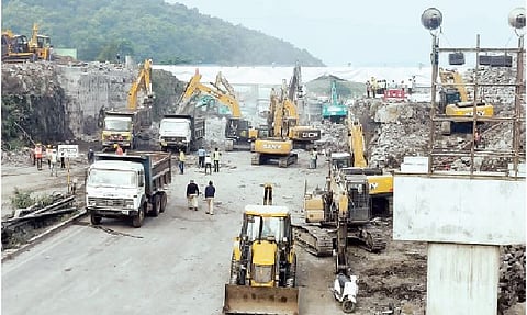 पुणे : 637 कर्मचारी रात्रभर कार्यरत; राडारोडा उचलण्यासाठी लागले दहा तास