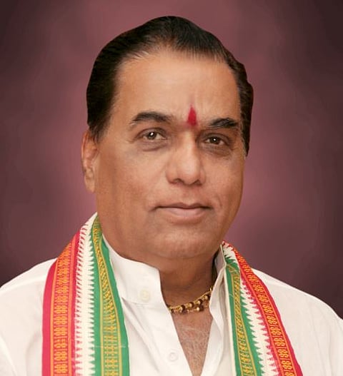 डॉ. विश्वनाथ दा. कराड यांच्या हस्ते काशिद यांच्याकडे मंदिरासाठी दीड कोटीचा धनादेश सुपूर्द