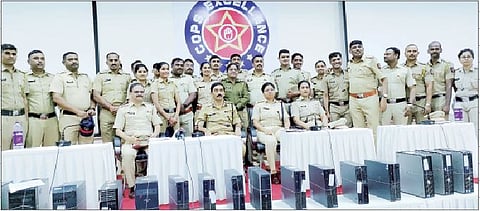 कारवाई करणारे सायबर पोलिसांचे पथक. सोबत पुणे पोलिस आयुक्त अमिताभ गुप्ता, उपायुक्त भाग्यश्री नवटके, सहायक पोलिस आयुक्त विजय पळसुले.