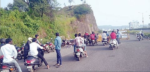 पूल पाडणार असल्याची माहिती कळताच ते पाहण्यासाठी नागरिकांची झालेली गर्दी.