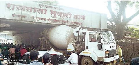 कात्रज परिसरातील दत्तनगर भुयारी मार्गात अडकलेला सिमेंट मिक्सर (आरएमसी ट्रक).