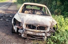 जळून खाक झालेली कार.