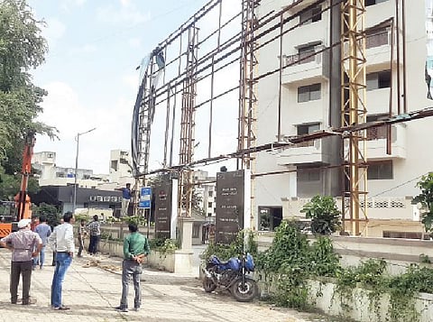 अनधिकृत होर्डिंग्ज जमीनदोस्त; केशवनगरला महापालिकेची कारवाई