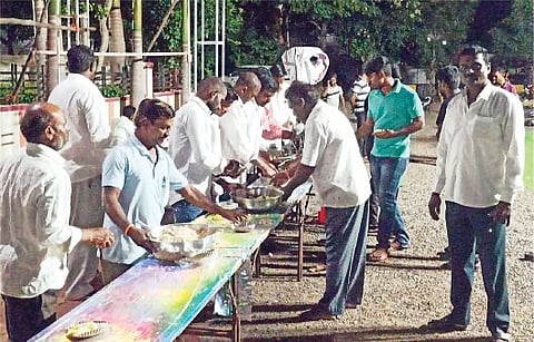 पाथर्डी तालुका : भक्तांसाठी लागले फराळाचे स्टॉल; मुस्लिम तरुणांकडूनही फराळ वाटप