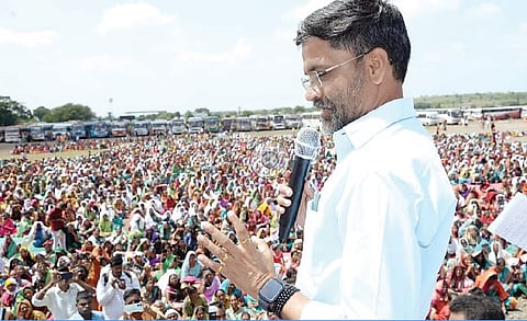 नगर तालुका ः महिलांना मार्गदर्शन करताना आमदार नीलेश लंके.