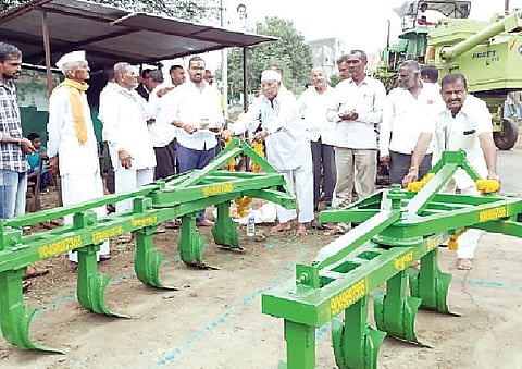 नगर तालुका : अवजार एक; शेतीची कामे अनेक..! राज्यातील पहिलाच प्रयोग