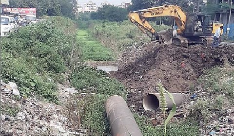 हडपसर परिसरात जुन्या कालव्यात महाराष्ट्र जीवन प्राधिकरणाकडून पाईपलाईन टाकण्याचे सुरू असलेले काम.