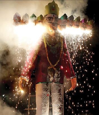 वालचंदनगर (ता. इंदापूर) येथे विजयादशमीनिमित्त
25 फुटी रावणाच्या प्रतिकृतीचे दहन करण्यात आले.