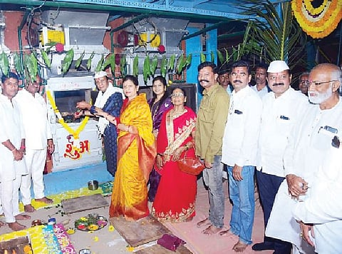 सोमेश्वर कारखान्याचे बॉयलर अग्निप्रदीपन करताना उपाध्यक्ष आनंदकुमार होळकर व मनीषा होळकर. सोबत अध्यक्ष पुरुषोत्तम जगताप व अन्य.