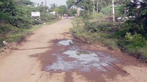 रुई-लोणी देवकर मार्गावरील न्हावी गावाजवळील रस्त्यावर साठलेले पाणी व खड्डे.
