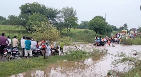 निरा : बुवासाहेब ओढ्याच्या बाह्य पुलावरून वाहिले पाणी