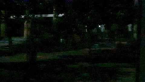 अंधारात अंत्यसंस्कार,www.pudhari.news