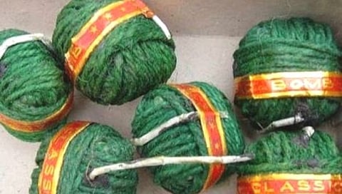 धुळे : सुतळी बॉम्बवर स्टील ग्लास ठेवला, ग्लासचे तुकडे शरीरात घुसून मुलाचा मृत्यू