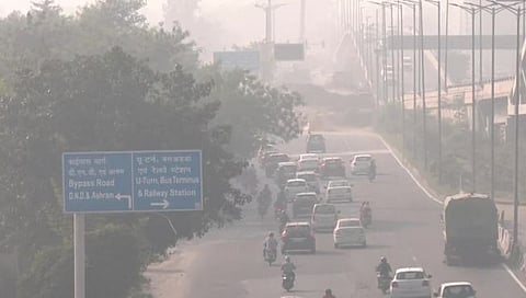 Air In Delhi : दिल्लीतील हवा जीवघेणी; तर नोएडातील गंभीर श्रेणीत