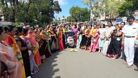 ‘धुळ्यात आमदार फारूक शाह यांच्याविरोधात भाजप महिला आघाडीचे आंदोलन’