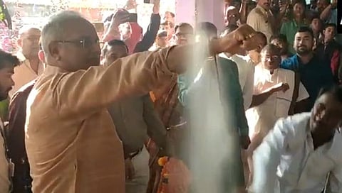 चक्क छत्तीसगढच्या मुख्यमंत्र्यांच्या हातावर मारले चाबकाचे फटके (पहा व्हिडिओ)