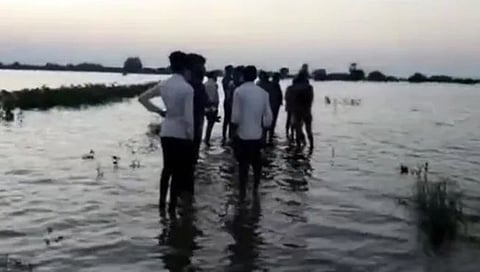 पाटणा : गंगा नदीत बोट उलटली; ६ जण बुडाले