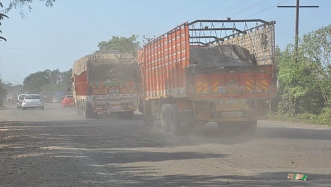 Nashik : रस्त्यांची धूळधाण, नाशिककर हैराण