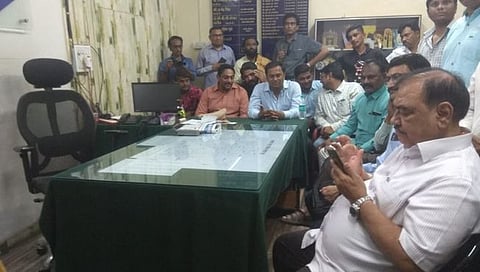 एकनाथ खडसेंचा शहर पोलीस ठाण्यात ठिय्या; जिल्हा दूध संघातील गैरव्यवहार प्रकरणी गुन्हा दाखल करण्याची मागणी