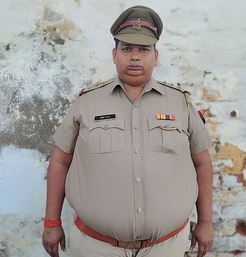 Man Poses As Cop | काय तो कॉन्फिडन्स! वय २२, वजन १२० किलो : तोतया पोलिस खऱ्या पोलिसांच्या जाळ्यात (व्हिडिओ)