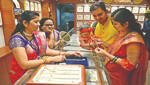 दिवाळीत नाशिककरांकडून दणक्यात खरेदी ; सराफ बाजार, रिअल इस्टेट, वाहन बाजारात उलाढालीचा विक्रम