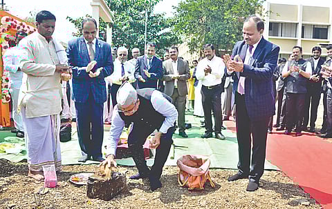 नाशिकरोड : येथील जिल्हा न्यायाधीशांच्या निवासस्थान कामाच्या भूमिपूजनाप्रसंगी न्यायमूर्ती नितीन सांबरे. समवेत मान्यवर. (छाया : उमेश देशमुख)