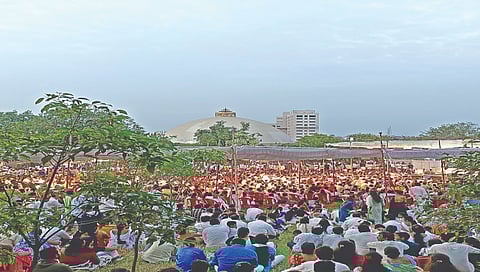 नाशिक : धम्मचक्र अनुप्रर्वतन दिनानिमित्त त्रिरश्मी लेणी येथे आयोजित कार्यक्रमाला उसळलेला भीमसागर. (छाया ः हेमंत घोरपडे)