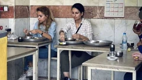 Iran news : हॉटेलमध्ये विना हिजाब जेवल्या प्रकरणी महिलेला अटक; इराणमध्ये व्हायरल फोटोवरून कारवाई