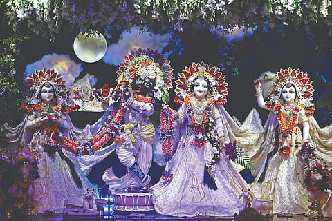 नाशिक : शरद पौर्णिमेनिमित्त इस्कॉन मंदिरात करण्यात आलेल्या आकर्षक सजावटीमुळे लक्ष वेधून घेणाऱ्या श्री श्री राधामदन गोपाल मूर्ती. (छाया : हेमंत घोरपडे)