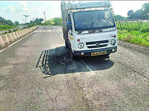 दिंडोरी : जानोरीतील नाशिक एअरपोर्ट ते राष्ट्रीय महामार्ग क्रमांक तीन या रस्त्याला जोडणार्या रस्त्यावर पडलेले मोठे खड्डे. (छाया : समाधान पाटील)