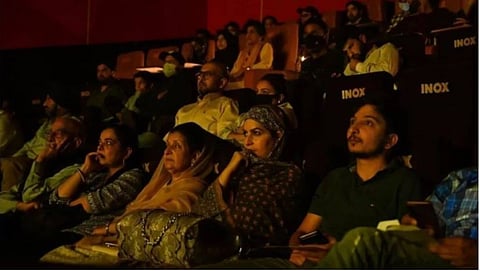 काश्मिरी नागरिक ३२ वर्षांनी थिएटरमध्ये : दहशत झुगारत पाहिला ‘विक्रम वेधा’ – Cinema hall reopens in Kashmir