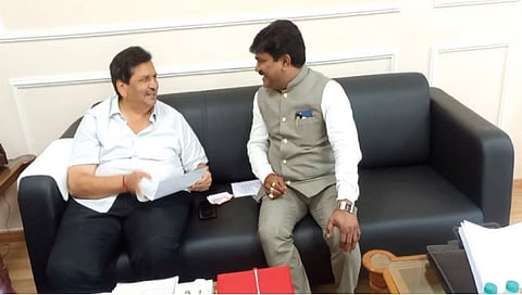 सिन्नर : मुंबई येथे लोककवी वामनदादा कर्डक यांच्या स्मारकाच्या मागणीसाठी पर्यटनमंत्री मंगलप्रभात लोढा यांना निवेदन देताना खासदार हेमंत खोडसे.