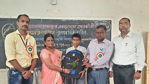 कोल्हापूर : वृत्तपत्रे विकून शिक्षण घेणाऱ्या शिवानंद तावरे या विद्यार्थ्यावर कौतुकांचा वर्षाव