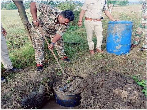 चक्क हातपंपला पाणी नव्हे तर दारू : विक्रेत्यांच्या चलाखीने पोलिस चक्रावले – Madhya Pradesh Hand Pumps Give Out Liquor