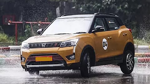 Mahindra XUV300 Turbo Sport : महिंद्राची ही नवी एसयुव्ही झाली लाँच; जाणून घ्या कसे असेल इंटिरिअर, फिचर्स, मजबुत इंजिन