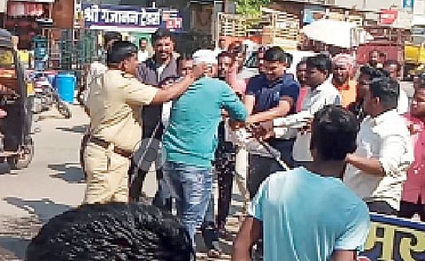 कुकाण्यात अतिक्रमित बांधकामावरून राडा; कार्यकर्त्यांनी अंगावर घेतले पेट्रोल ओतून