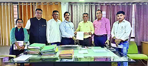 नाशिक : मुद्रांक जिल्हाधिकारी कैलास दवंगे यांच्यासमवेत सुनील गवादे, भूषण महाजन व इतर पदाधिकारी.